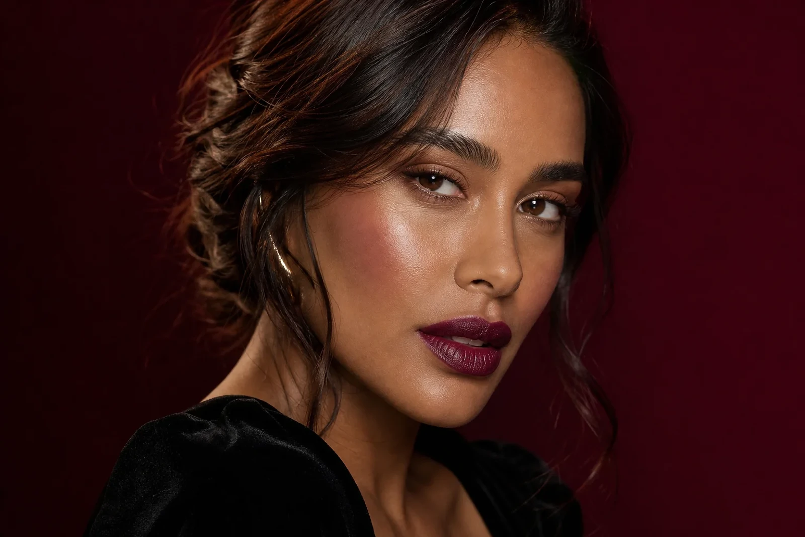 Mujer adulta con labios berry satinados y rubor malva, inspiración de maquillaje de labios para eventos en ZOE Salon Guatemala.