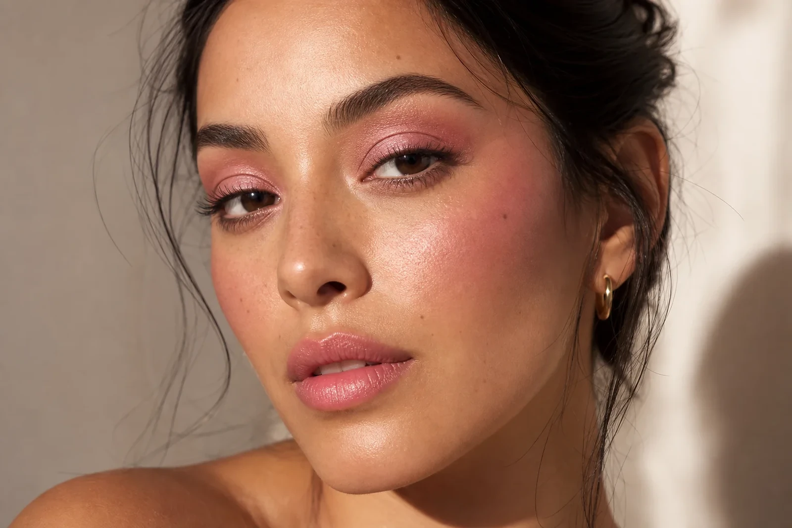 Maquillaje rosa monocromático en ojos, mejillas y labios, una clave del Maquillaje Festival de Venecia 2026 para bodas de día