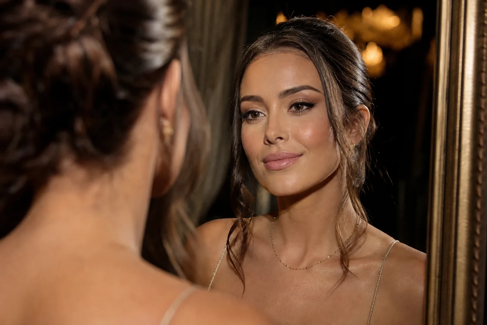 Mujer adulta con piel luminosa y ojos definidos para un Maquillaje soft glam de noche sin disfrazarte en ZOE Salon Guatemala