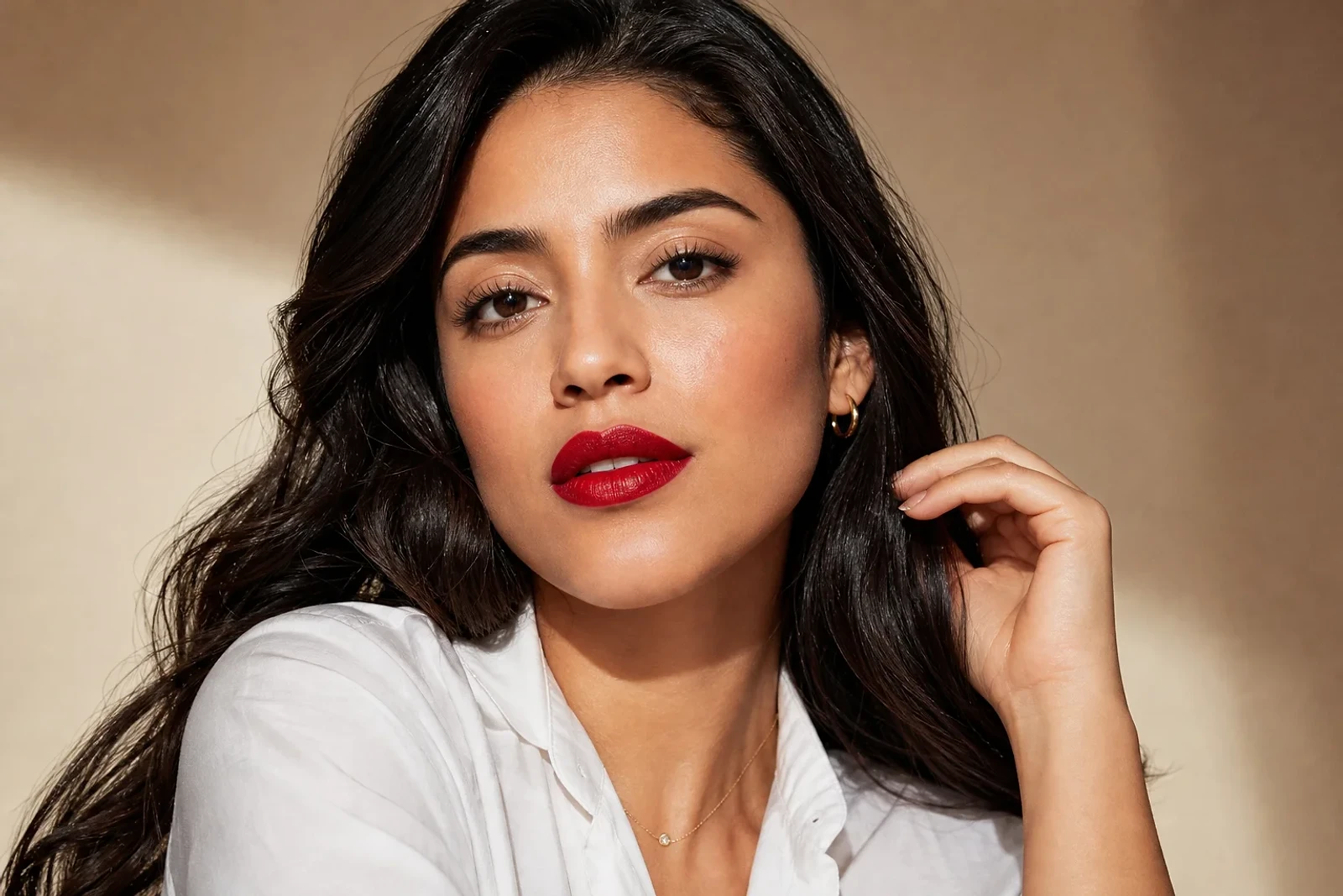 Retrato de mujer guatemalteca con labios rojos satinados y piel luminosa, representación del Labial rojo tendencia 2026 en ZOE Salon Guatemala.