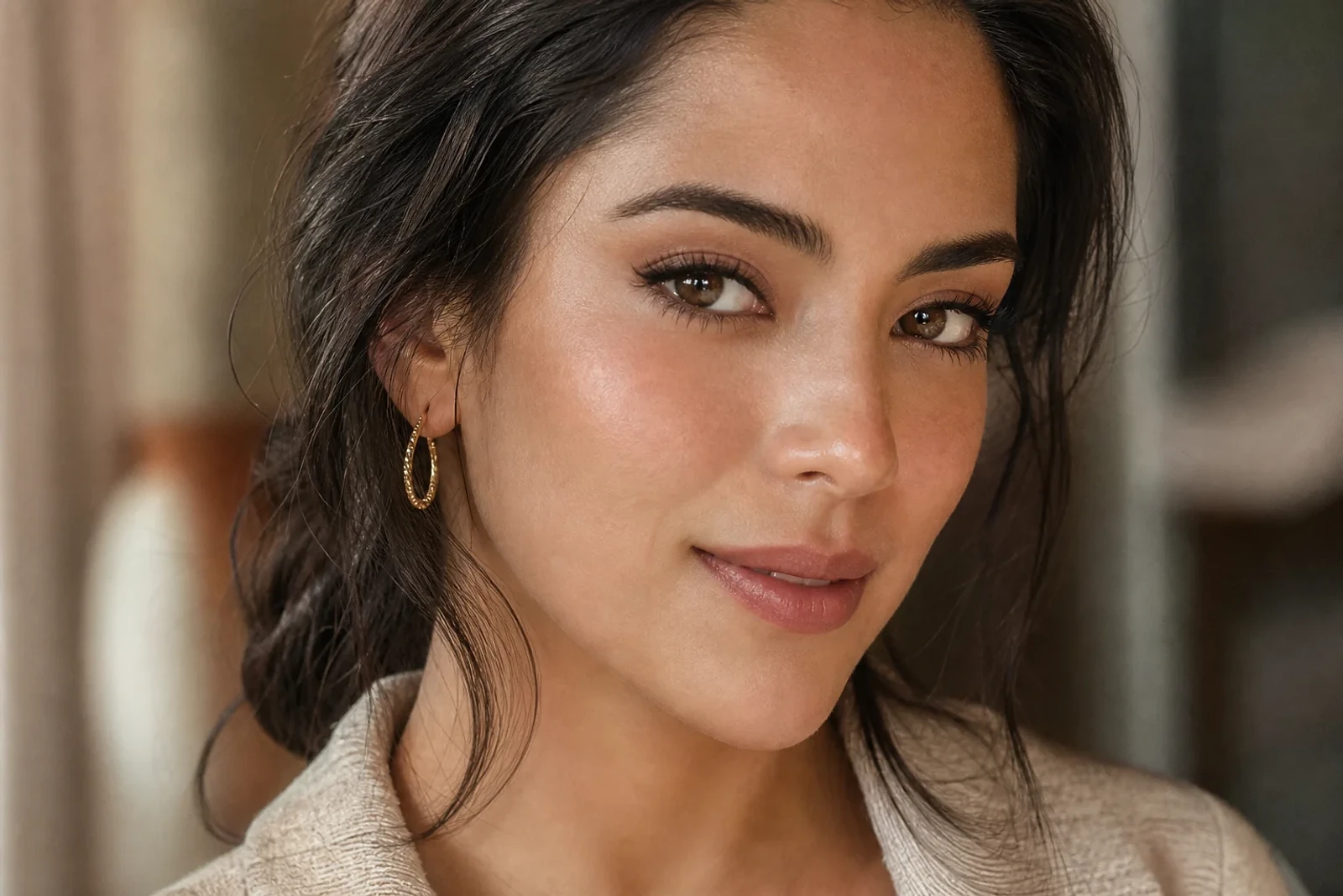 Mujer adulta con sombra satinada, delineado fino y pestañas naturales, ejemplo de Maquillaje de ojos tendencia 2026 en ZOE Salon Guatemala