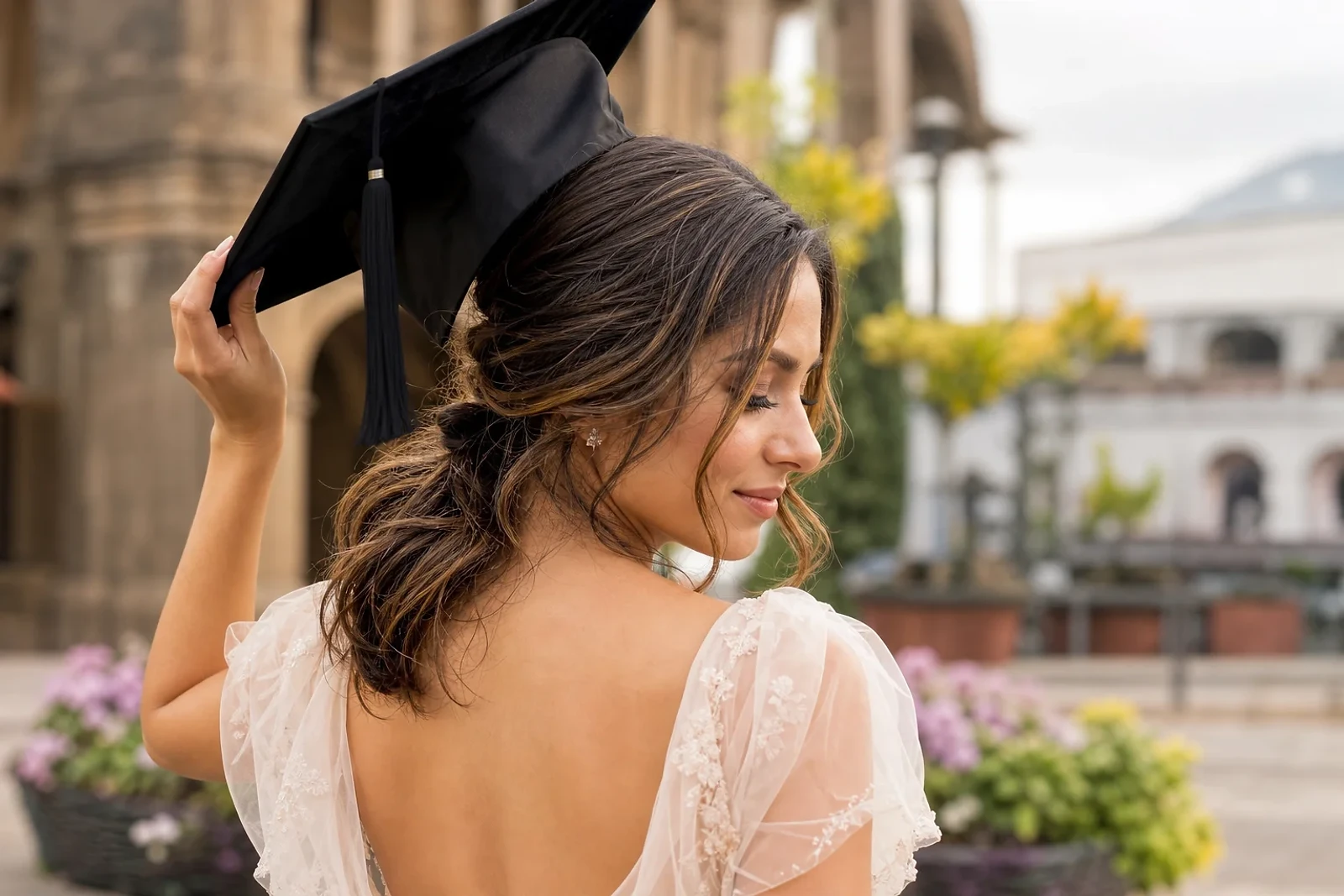 Semirrecogido bajo con birrete y espalda abierta, una opción de Peinados para graduación en Guatemala para fotos y celebración