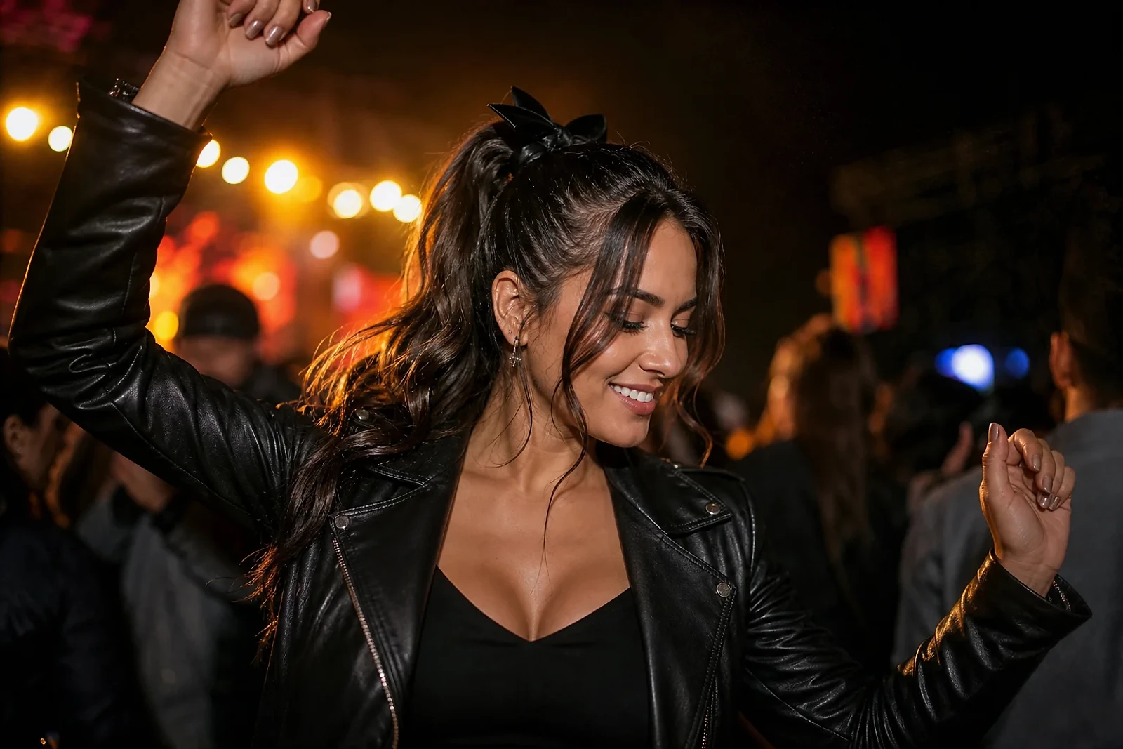 Mujer bailando con coleta alta y moño en un concierto, una opción de Peinados para concierto en Guatemala con menos frizz.
