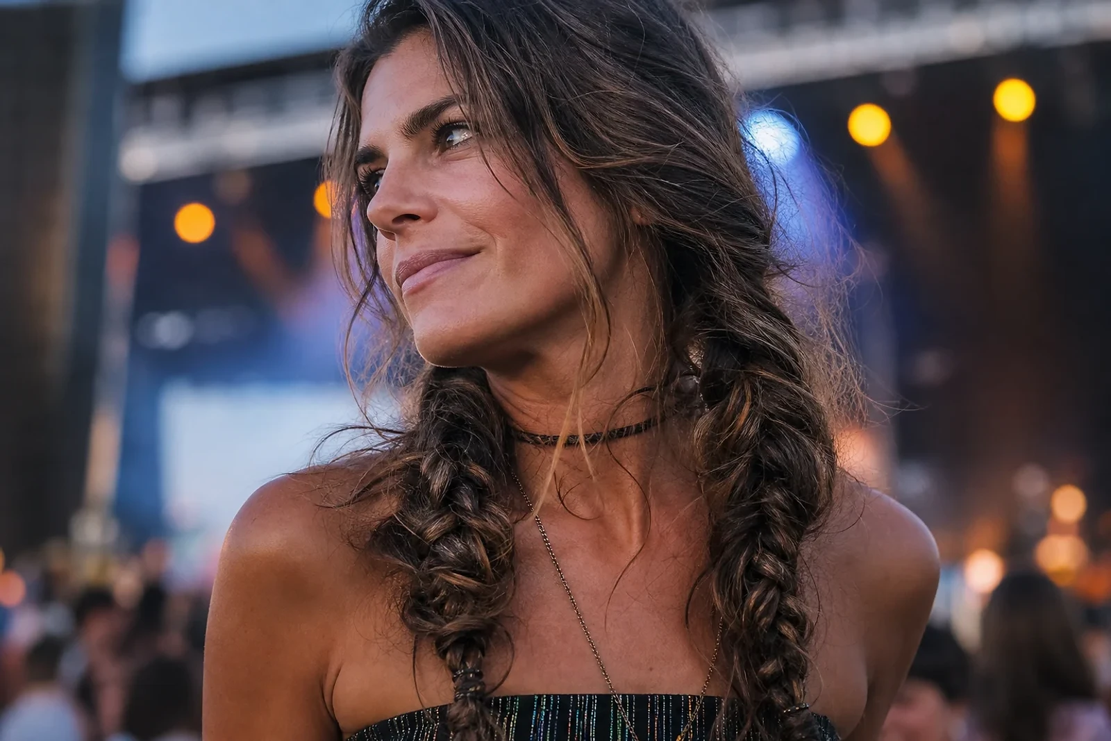 Trenzas bajas con textura en un concierto, inspiración de Peinados para concierto en Guatemala para bailar con comodidad.