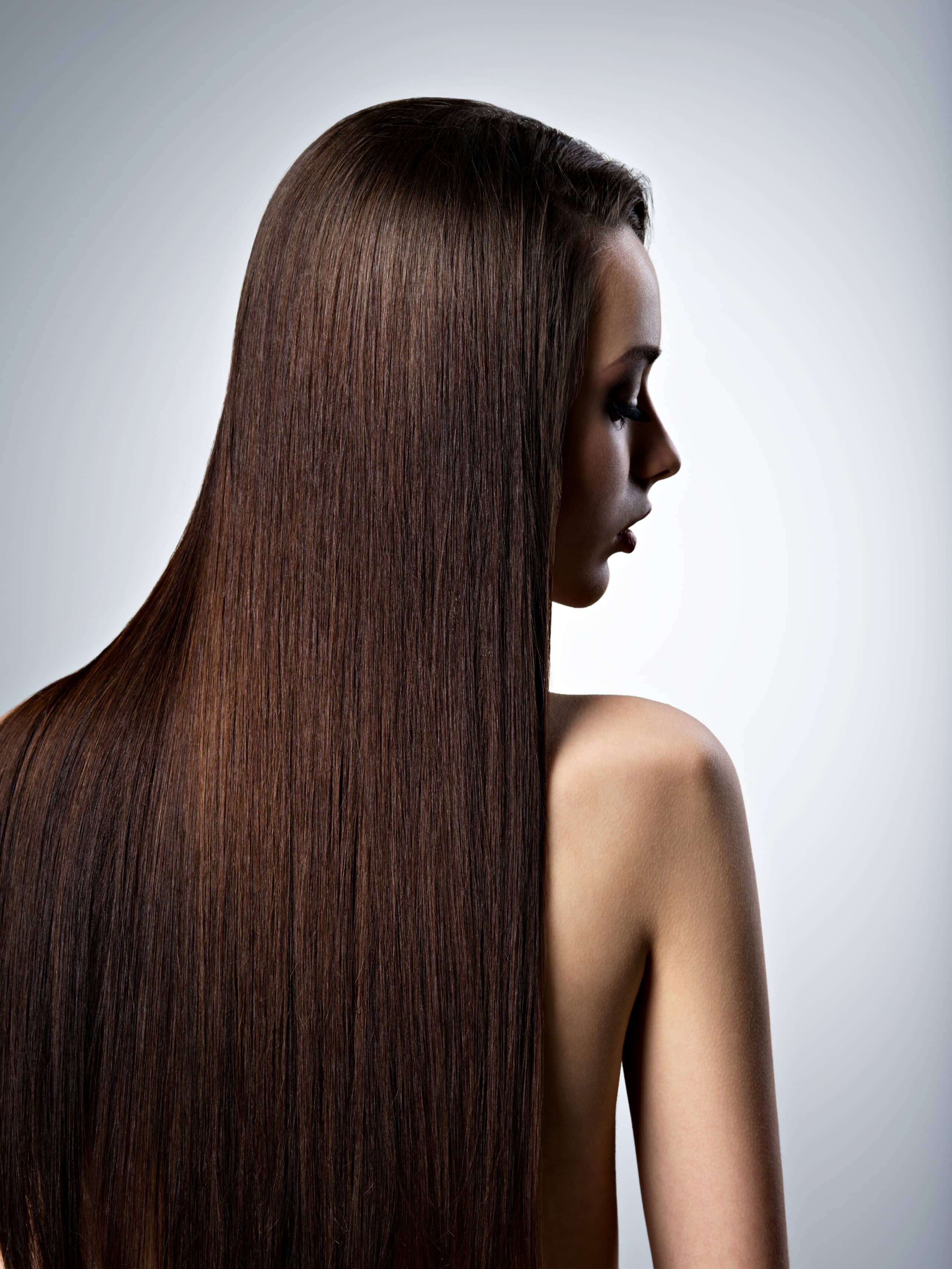 Mujer con cabello largo, liso y castaño como referencia de alisado en Guatemala