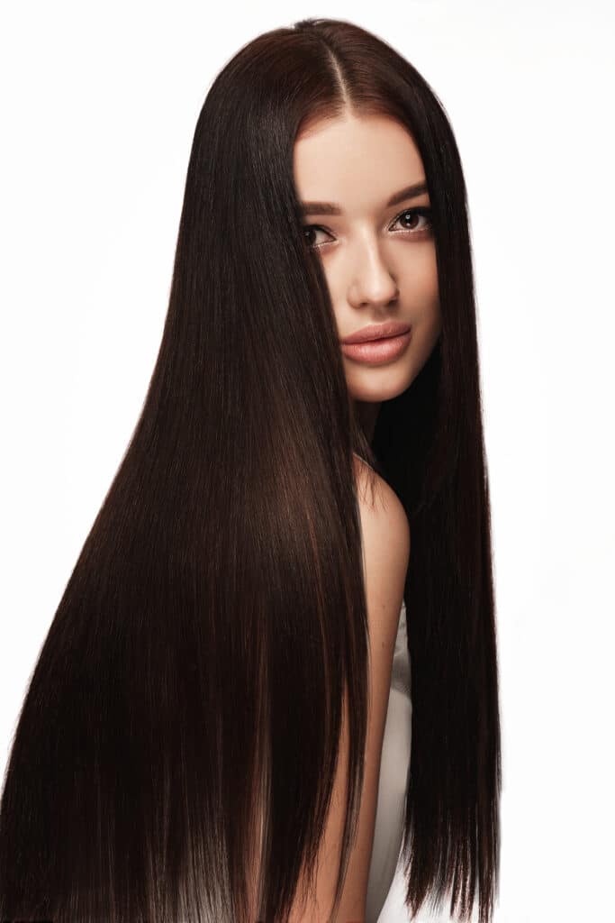 Cabello castaño liso como referencia de resultado