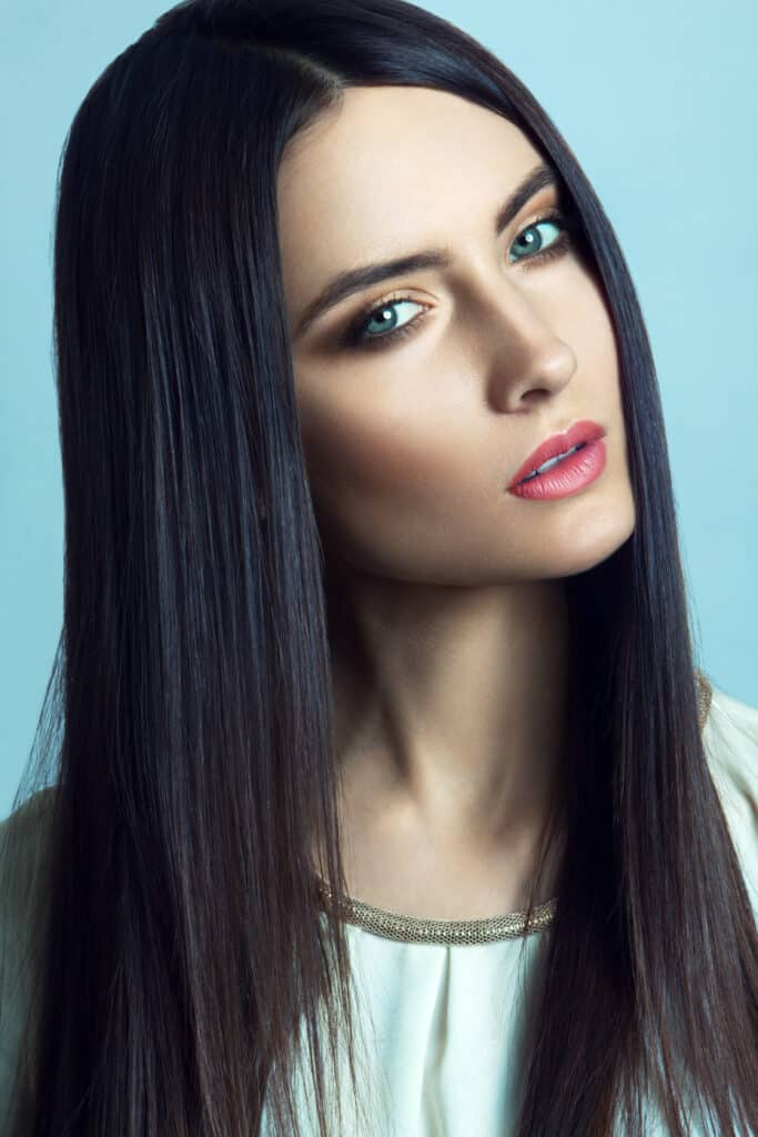 Cabello largo y liso antes de un tratamiento profesional