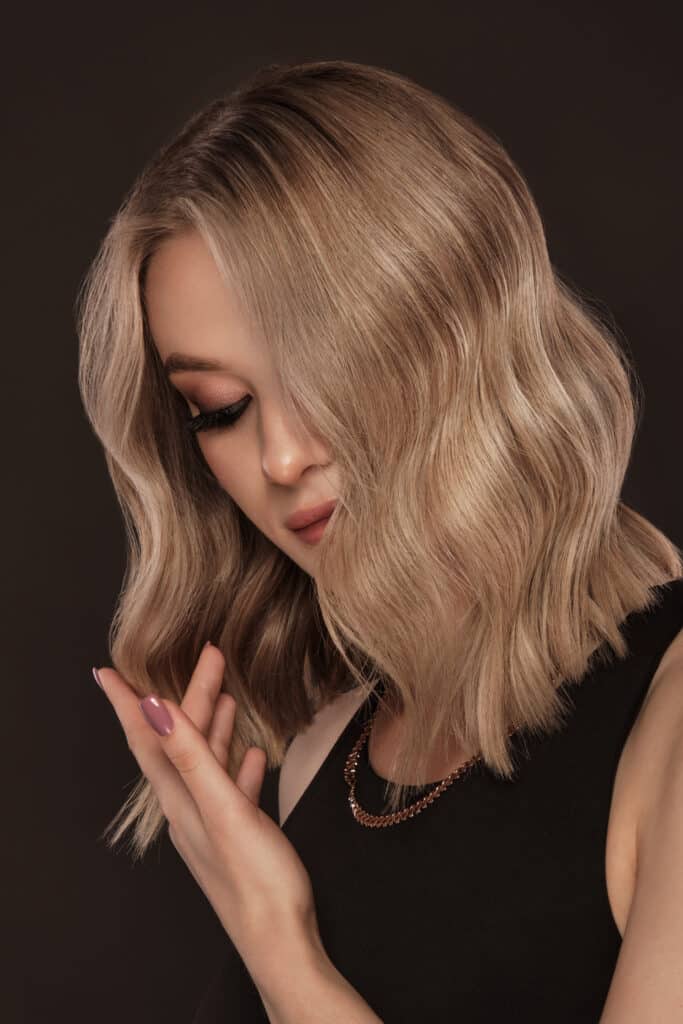 Cabello rubio como referencia de transformación de color