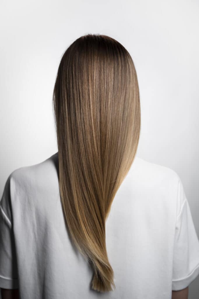 Cabello tratado y cuidado después de un proceso químico