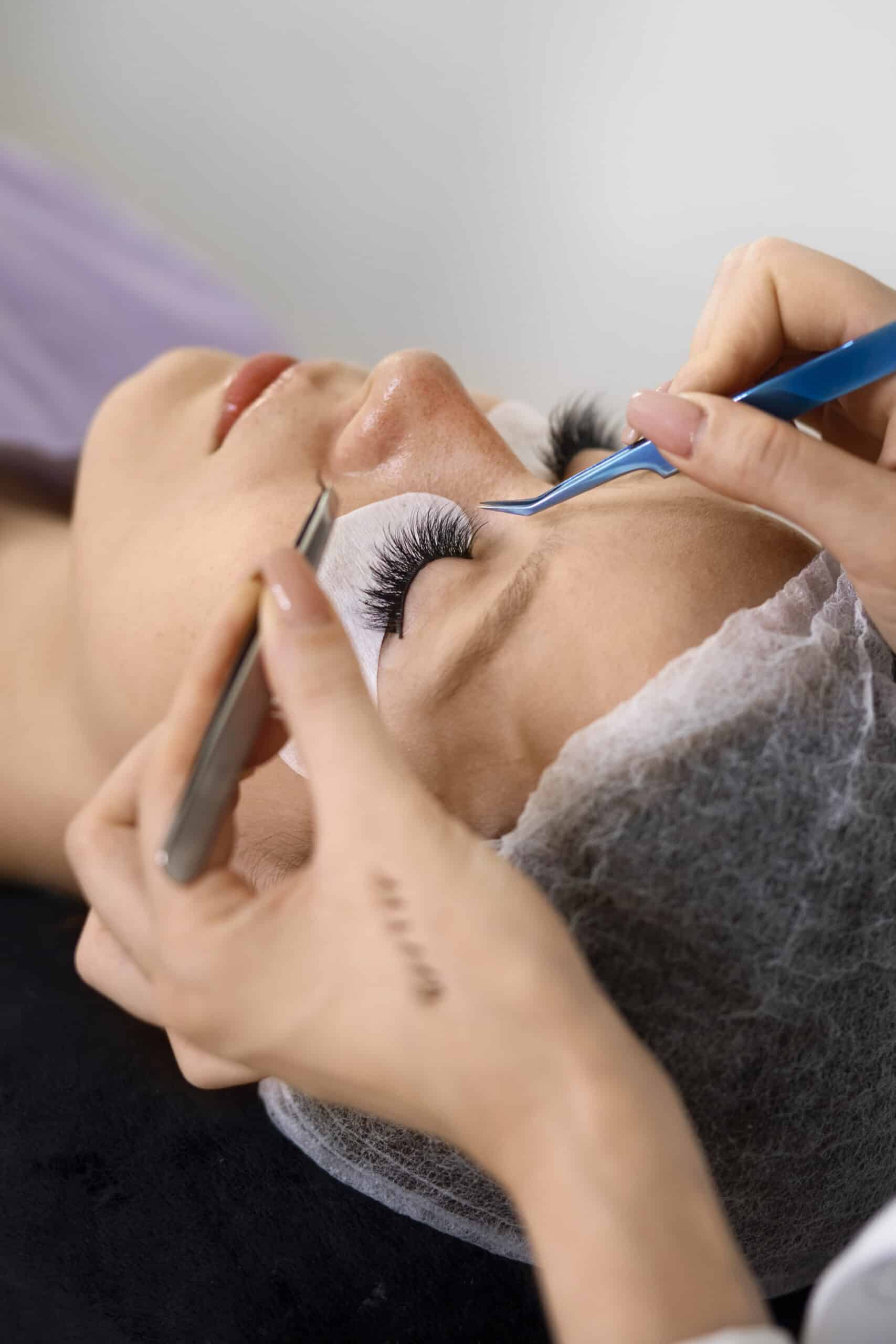 Aplicación profesional de extensiones de pestañas pelo a pelo