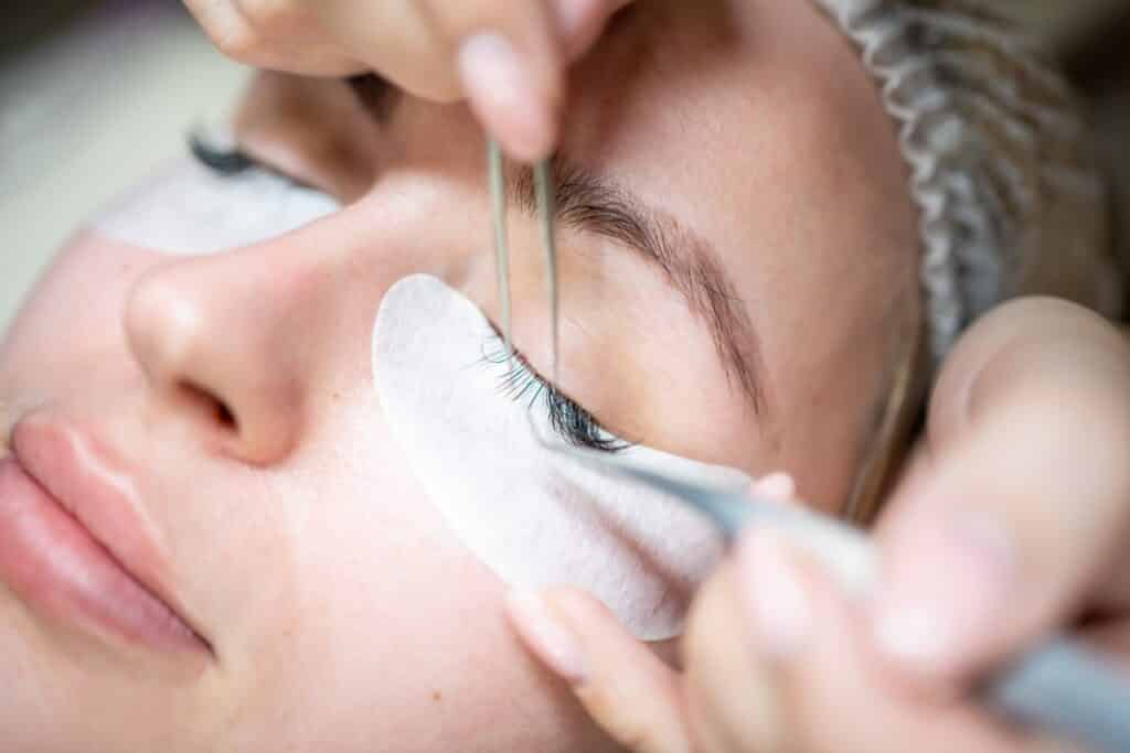 Extensiones de pestañas aplicadas en salón