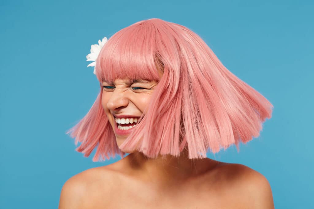Mujer con cabello corto rosado