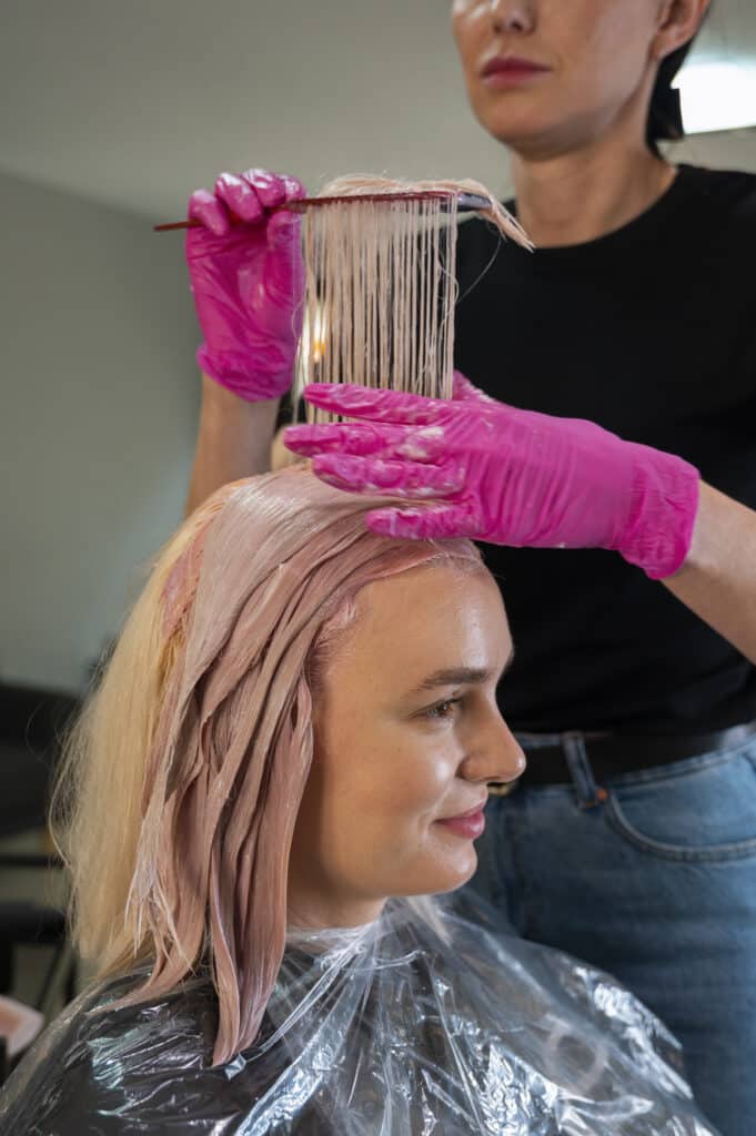 Aplicación profesional de color en cabello