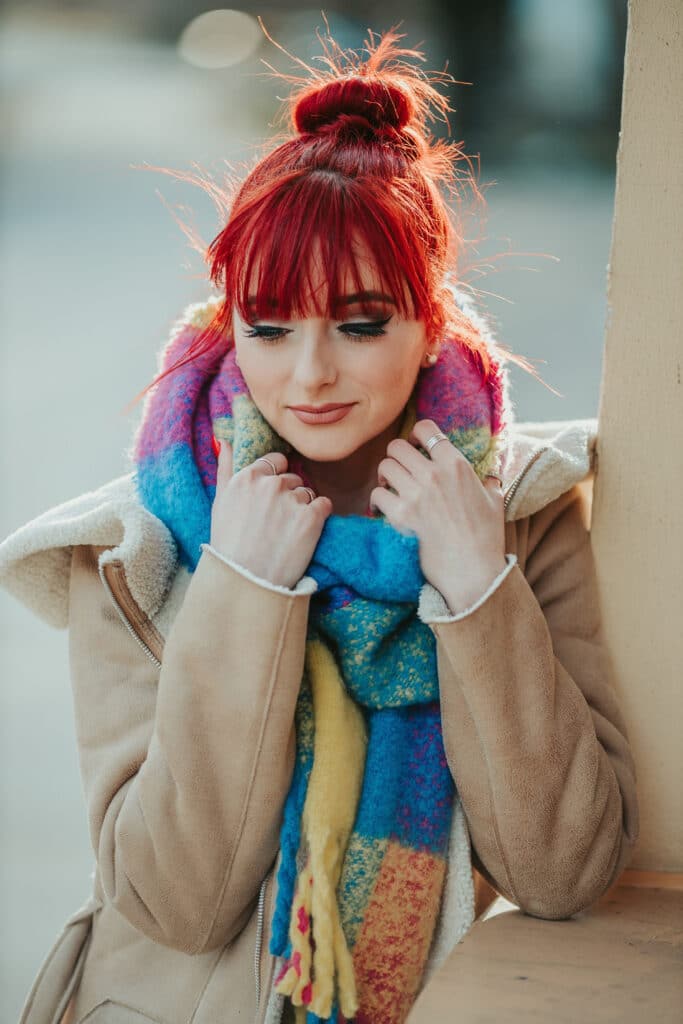 Mujer pelirroja con flequillo