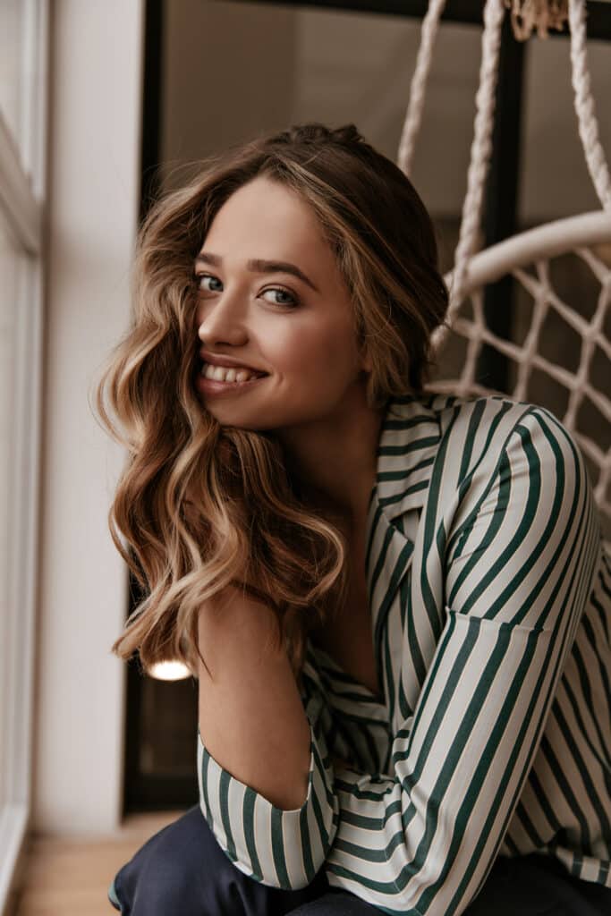 Cabello con iluminación clara hacia medios y puntas