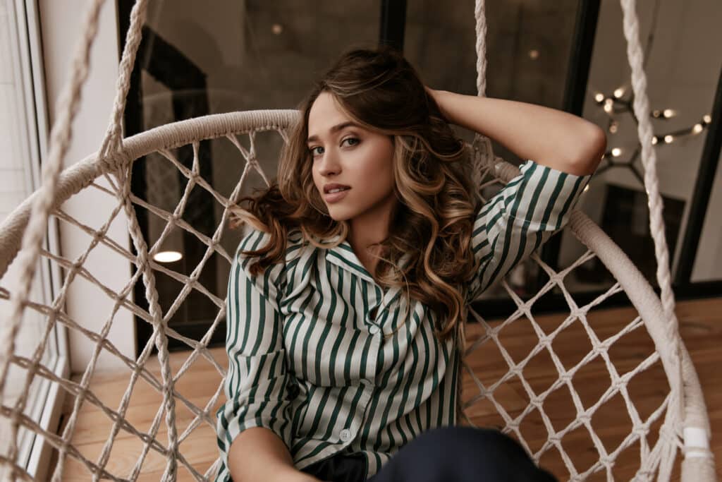 Mujer con cabello ondulado y reflejos claros