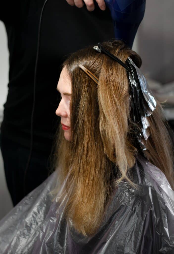 Proceso profesional de iluminación del cabello