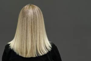 Cabello rubio visto desde atrás con reflejos claros