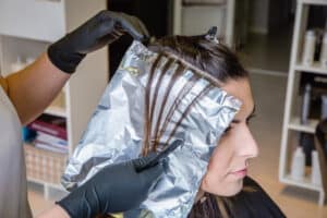 Proceso profesional de separación del cabello para mechas