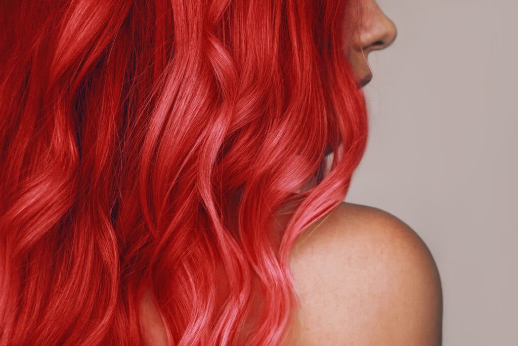 Cabello rojo intenso como referencia de color