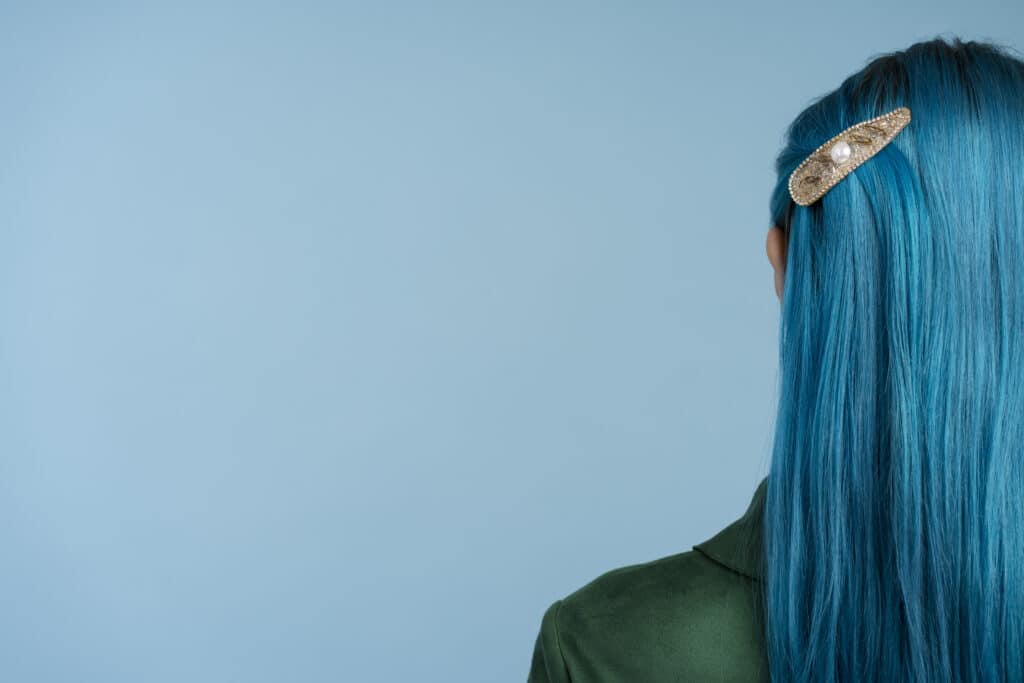 Cabello azul visto desde atrás